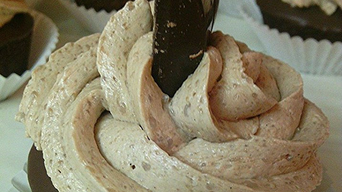 Čokoládový cupcakes s ořechovým krémem