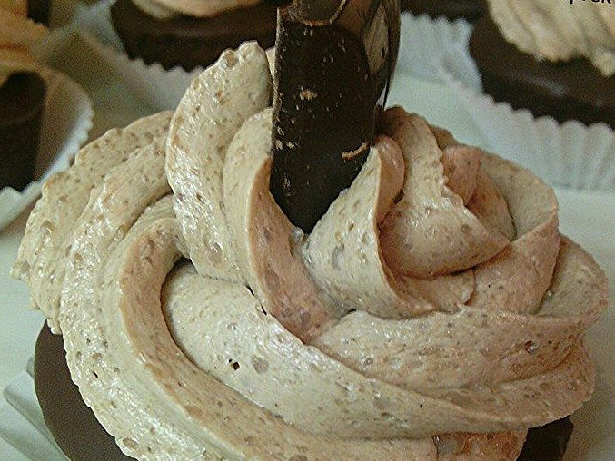 Čokoládový cupcakes s ořechovým krémem