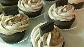 Čokoládový cupcakes s ořechovým krémem