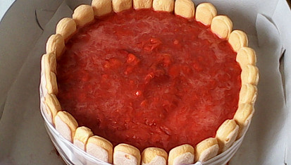 Jahodový dort s cukrářskými piškoty, tak zde zasílám můj výtvor ;) můj druhý v životě,sice trochu protekl přeliv ale opravila jsem a za mě spokojenost :) děkuji za inspiraci