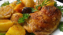Kuře pečené s dýní a novými bramborami