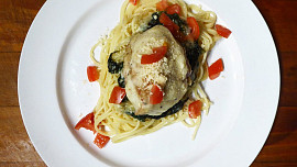 Kuře s česnekovou omáčkou zapečené na špenátu, se špagetami
