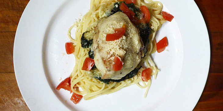 Kuře s česnekovou omáčkou zapečené na špenátu, se špagetami (Kuře s česnekovou omáčkou zapečené na špenátu, se…)