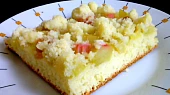Kynutý koláč s rebarborou, jahodovou a jablečnou marmeládou, drobenka