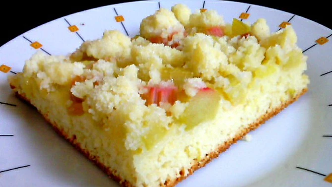 Kynutý koláč s rebarborou, jahodovou a jablečnou marmeládou, drobenka