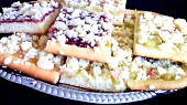 Kynutý koláč s rebarborou, jahodovou a jablečnou marmeládou, drobenka