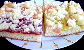 Kynutý koláč s rebarborou, jahodovou a jablečnou marmeládou, drobenka