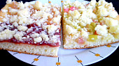 Kynutý koláč s rebarborou, jahodovou a jablečnou marmeládou, drobenka