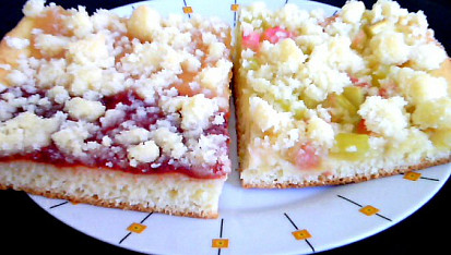 Kynutý koláč s rebarborou, jahodovou a jablečnou marmeládou, drobenka