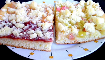 Kynutý koláč s rebarborou, jahodovou a jablečnou marmeládou, drobenka