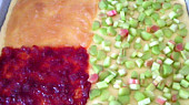 Kynutý koláč s rebarborou, jahodovou a jablečnou marmeládou, drobenka