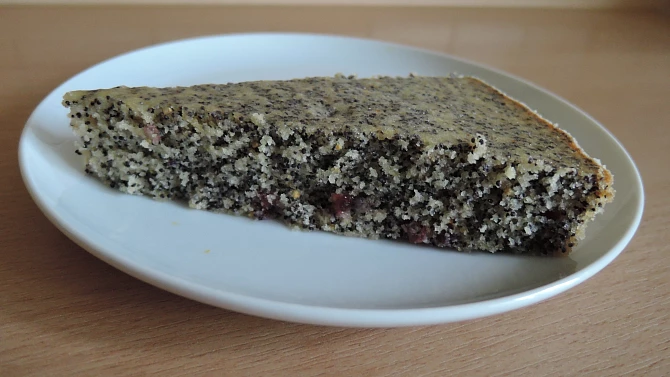 Makovec s celým mákem a brusinkami