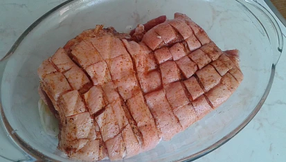 Pomalu pečený bůček na medu