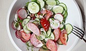 Ředkvičkový salát s okurkou, rajčaty a smetanou (Ředkvičkový salát s okurkou, rajčaty a smetanou)