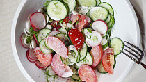 Ředkvičkový salát s okurkou, rajčaty a smetanou