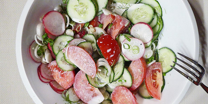 Ředkvičkový salát s okurkou, rajčaty a smetanou