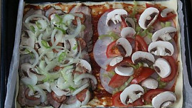 Rychlá domácí pizza na listovém těstě