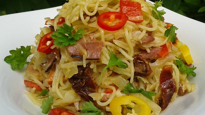 Rýžové nudle se zelím a sušenými rajčaty, zapečené - nebo jen tak