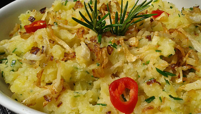 Šťouchané brambory s cibulkou a křupavým celerem
