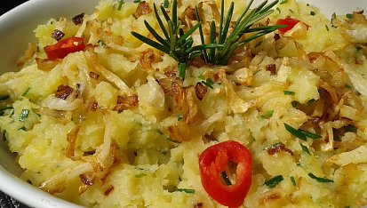 Šťouchané brambory s cibulkou a křupavým celerem