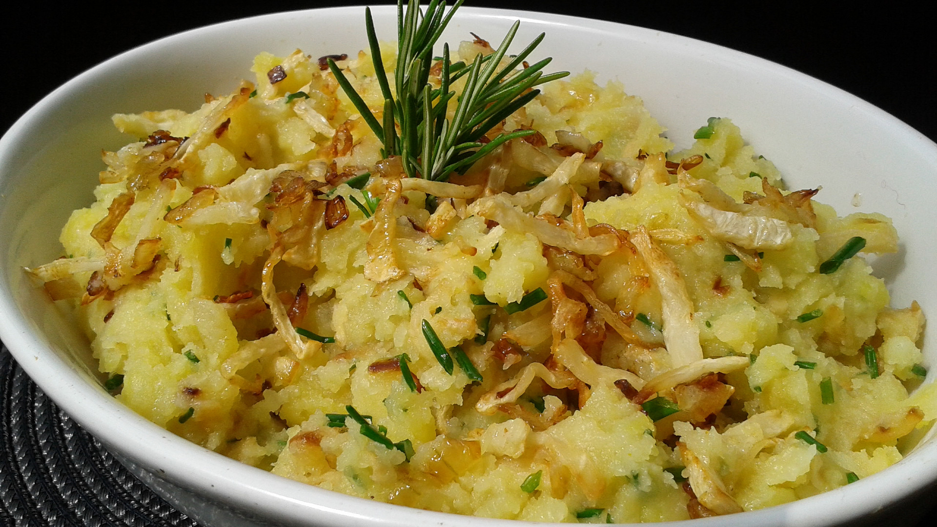 Šťouchané brambory s cibulkou a křupavým celerem