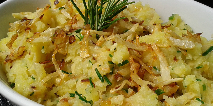 Šťouchané brambory s cibulkou a křupavým celerem