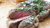 Striploin steak s pečenými steakovými hranolky