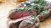 Striploin steak s pečenými steakovými hranolky