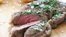 Striploin steak s pečenými steakovými hranolky