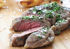 Striploin steak s pečenými steakovými hranolky