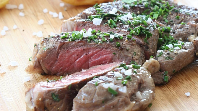 Striploin steak s pečenými steakovými hranolky