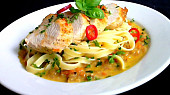 Tagliatelle na smetanovo - zeleninovém základu s grilovaným kuřecím prsem