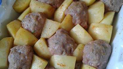 Zapečené mleté kuličky s bramborami a smetanou