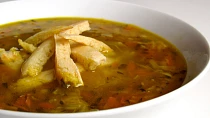 Zeleninová polévka s celestýnskými nudlemi a pestem z medvědího česneku