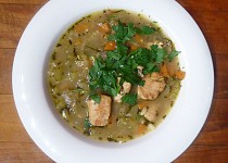 Zeleninová polévka s kuřecím masem a cuketou