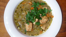 Zeleninová polévka s kuřecím masem a cuketou