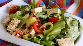 Zeleninový salát s tofu chilli