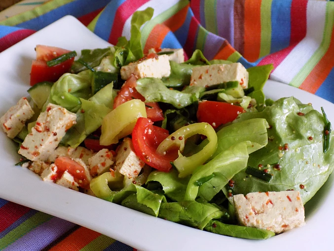 Zeleninový salát s tofu chilli Zeleninový salát s tofu chilli