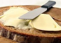 Chléb s máslem a pažitkou