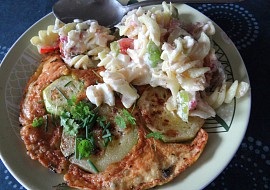 Cuketová omeleta s těstovinovým salátem (Cuketová omeleta s těstovinovým salátem)