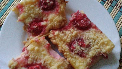 Drobenkový koláč s pudinkem a jahodami