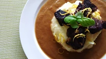 Hovězí líčka na černém pivě a zelenině s bramborovo-citronovou kaší