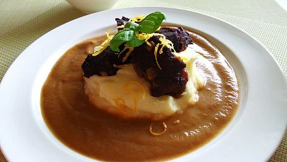 Hovězí líčka na černém pivě a zelenině s bramborovo-citronovou kaší