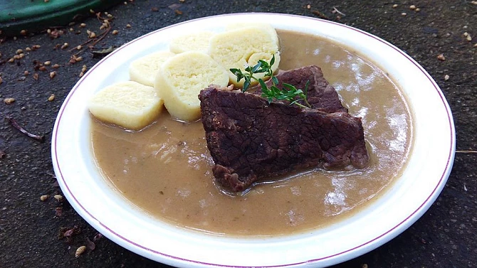 Hovězí maso v kedlubnové omáčce s tymiánem
