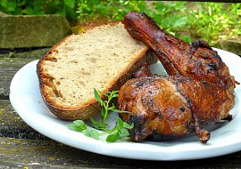 Jednoduchá kuřecí stehna z grilu