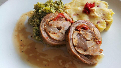 Králičí roláda plněná sušenými rajčaty s brokolicovým mozečkem a šťouchanými brambory