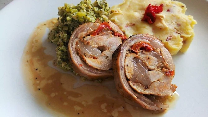 Králičí roláda plněná sušenými rajčaty s brokolicovým mozečkem a šťouchanými brambory