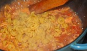 Kuřecí rendlík s těstovinami - vše v jednom, Přisypeme syrové těstoviny