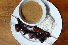 Kuřecí satay s arašídovou omáčkou