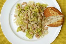 Linguiny s česnekovou kapustou a bílými fazolemi